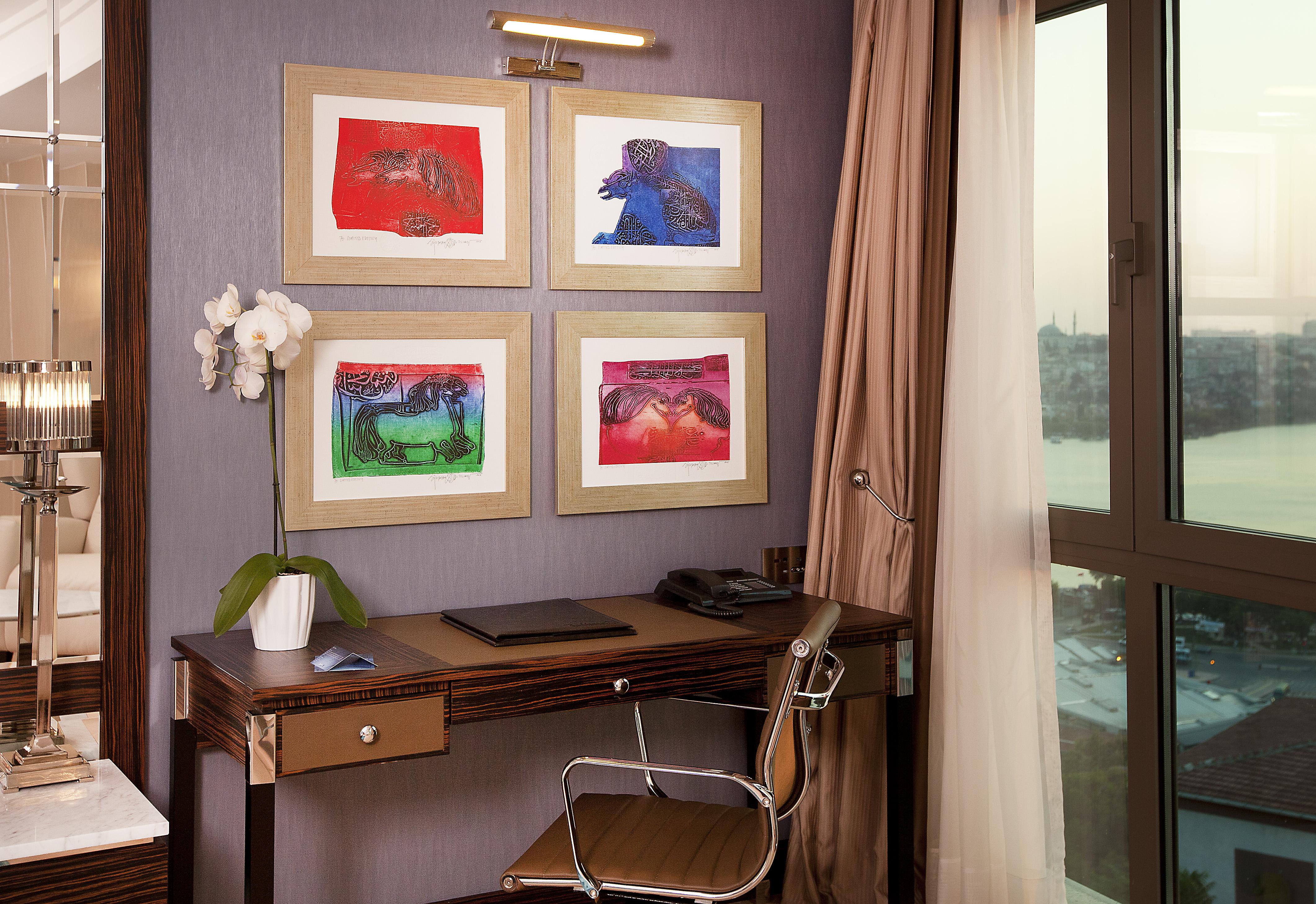 เรดิสัน บลู โฮเต็ล อิสตันบูล เปรา Hotel ภายนอก รูปภาพ A picture light above a desk