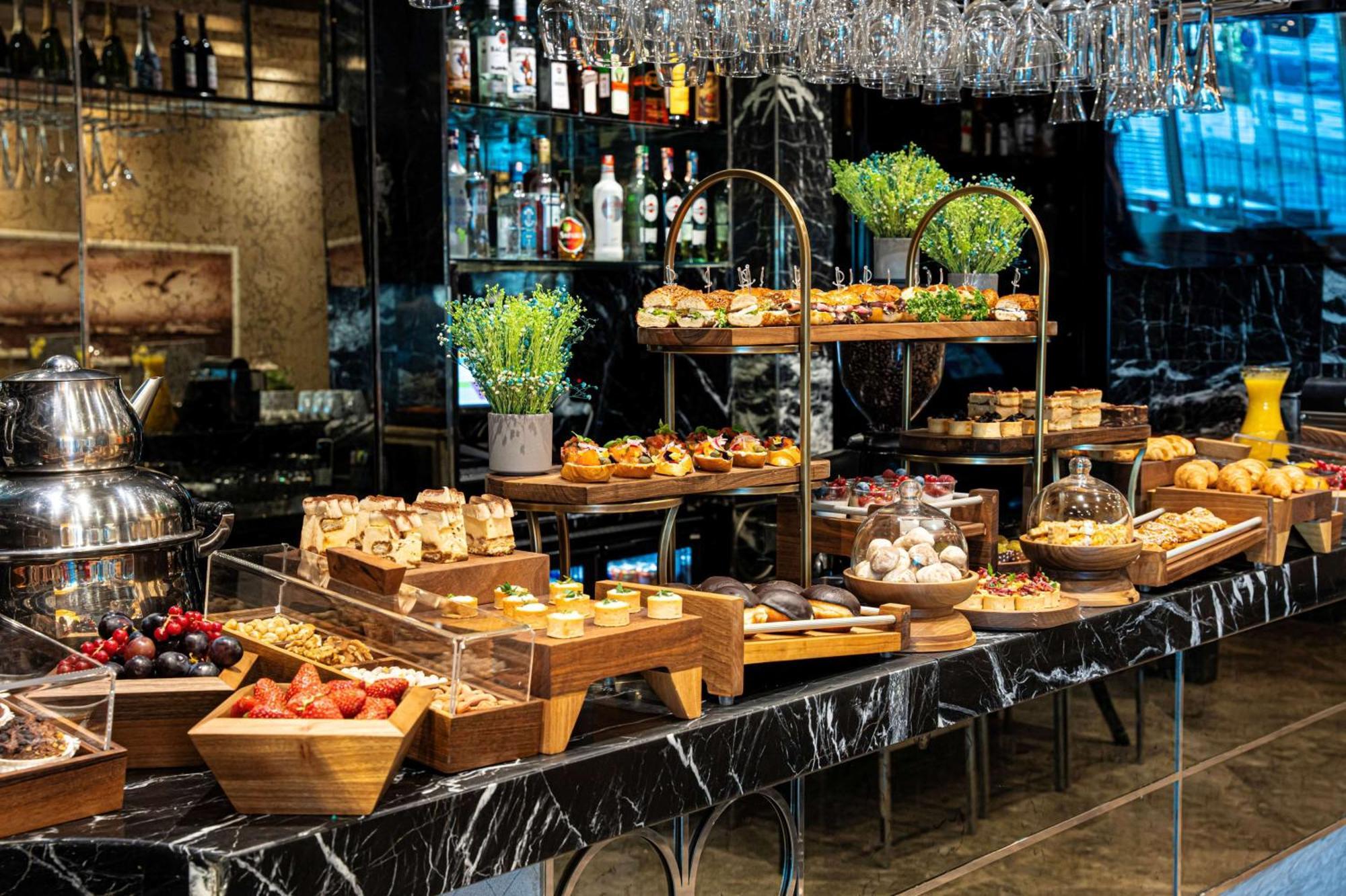 เรดิสัน บลู โฮเต็ล อิสตันบูล เปรา Hotel ภายนอก รูปภาพ A buffet at a restaurant