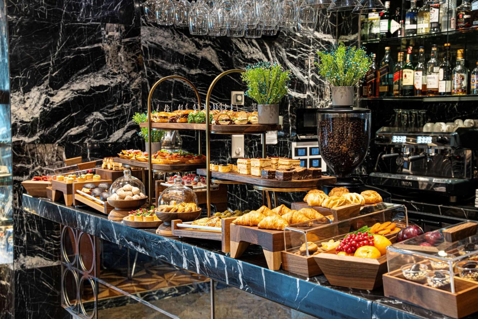 เรดิสัน บลู โฮเต็ล อิสตันบูล เปรา Hotel ภายนอก รูปภาพ A buffet at a hotel