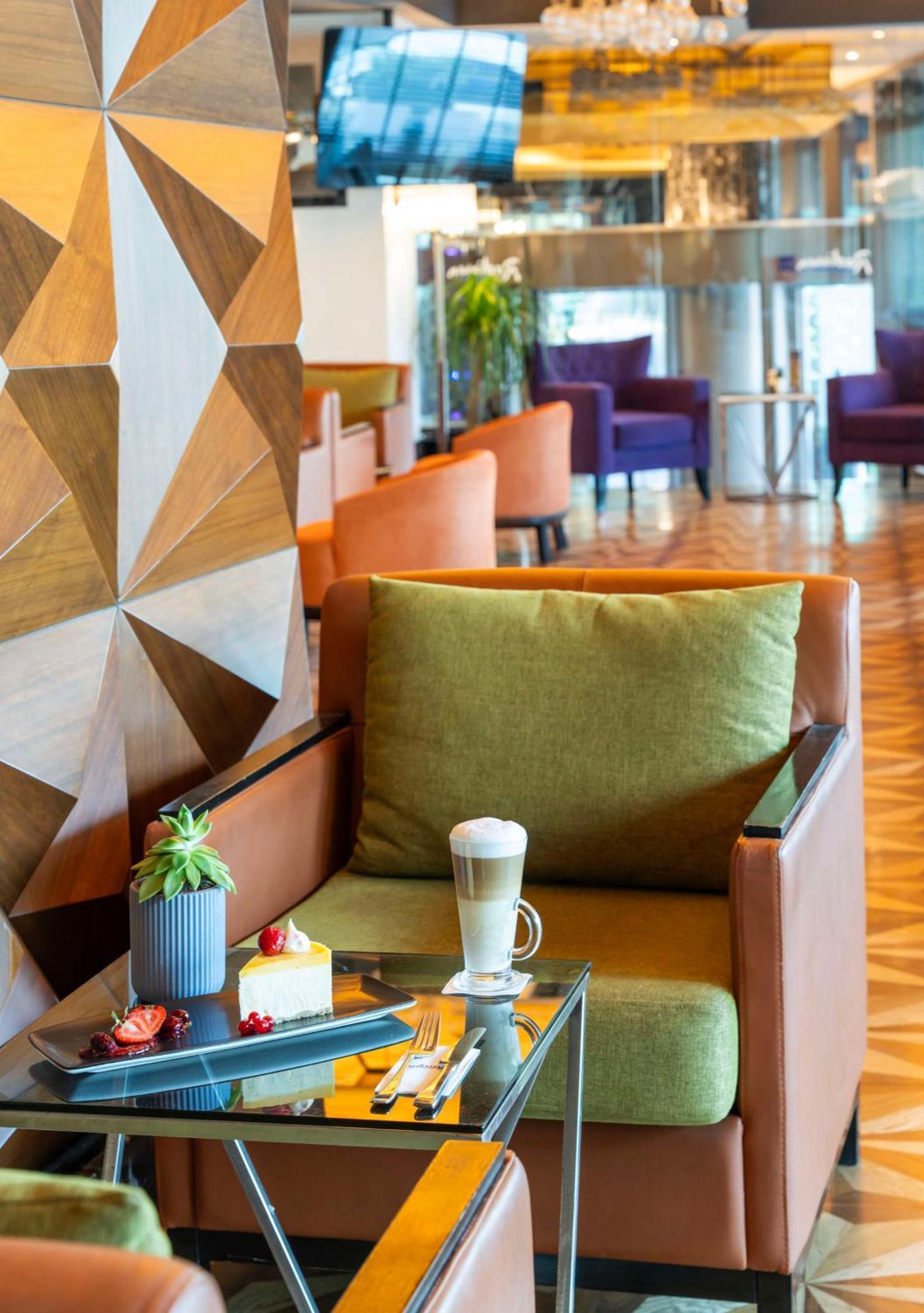เรดิสัน บลู โฮเต็ล อิสตันบูล เปรา Hotel ภายนอก รูปภาพ The lounge at the airport