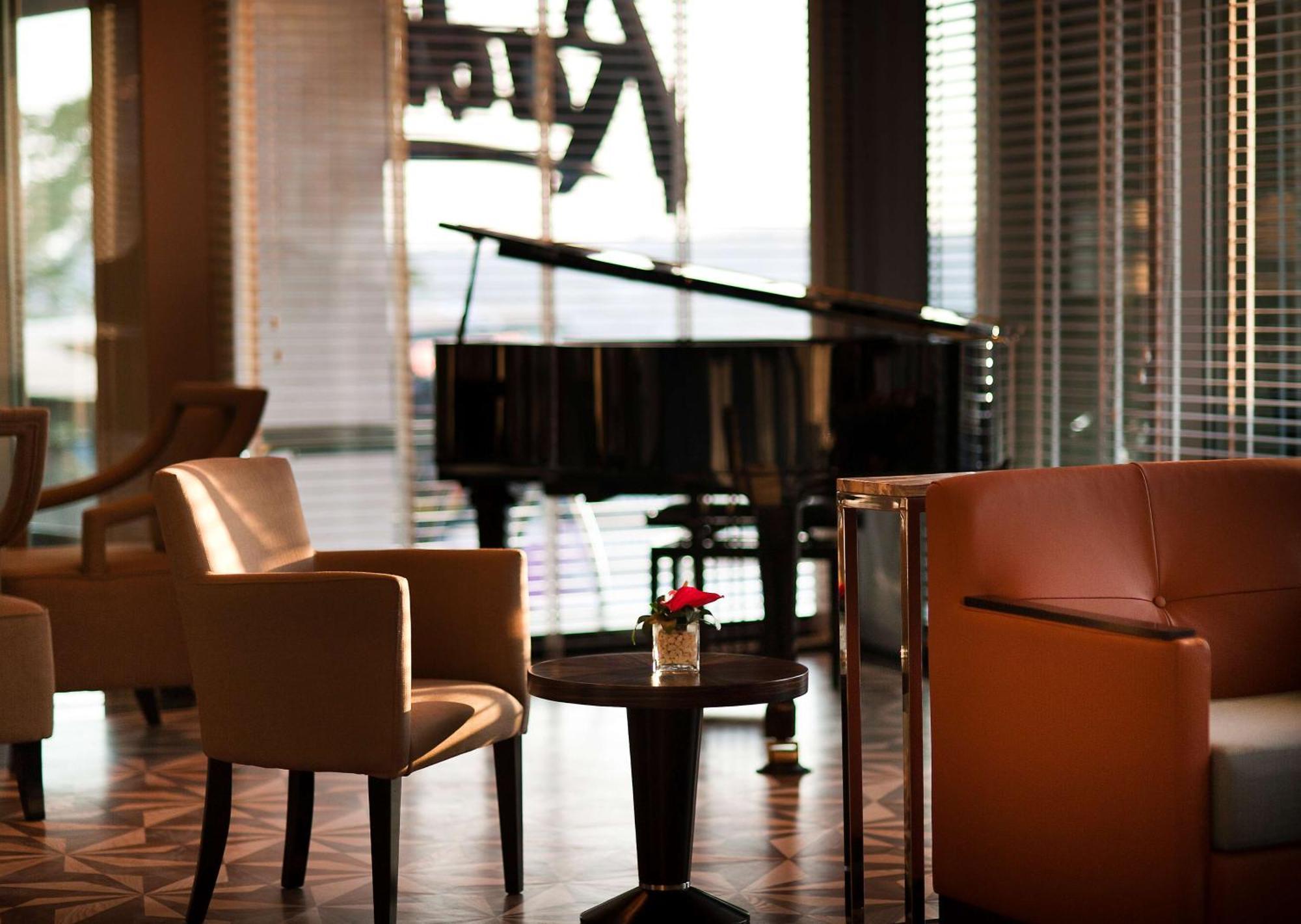 เรดิสัน บลู โฮเต็ล อิสตันบูล เปรา Hotel ภายนอก รูปภาพ The piano at the lobby
