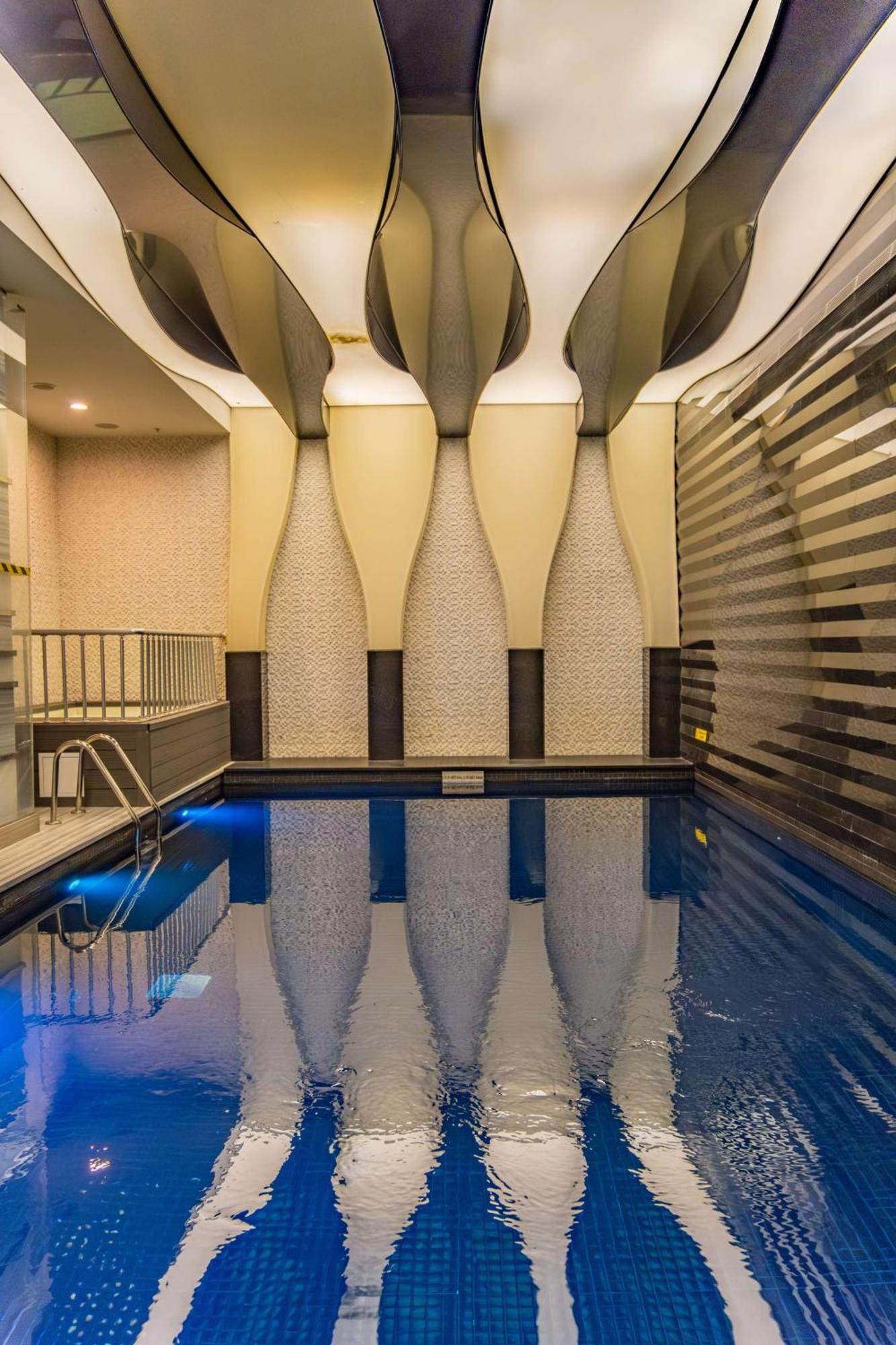 เรดิสัน บลู โฮเต็ล อิสตันบูล เปรา Hotel ภายนอก รูปภาพ The swimming pool at the hotel